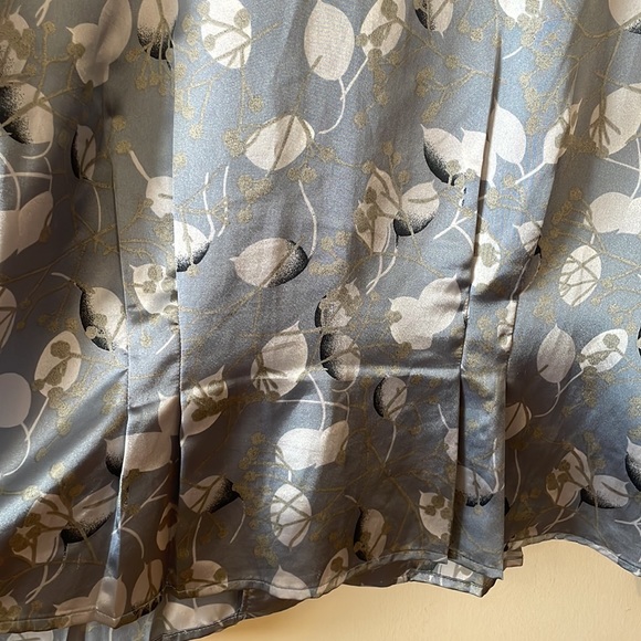 2/$30 Evan Picone Floral Satin Pleated and Tucked Button Down Blouse Size 12 - Picture 14 of 15